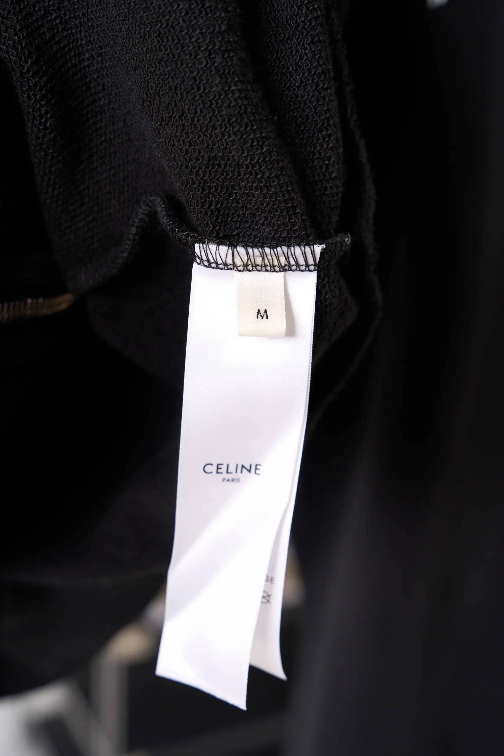 [Real auction] Celine/Celine printed zipper jacket [In Stock] S M L The contrasting color of White is restrained and distinct. The uninhibited style of the street is condensed into the details of the body. The drawstring hood is paired with a full metal zipper. The kangaroo pockets and ribbed edges are neat and neat. The loose shoulder silhouette combines street casualness with French family heritage. It interprets the romantic style of high-luxury streets. Glue printing is used. The chest printing has been modified three times with the film screen. Use glue liquid paint to print the pattern on the fabric. Bake the fabric to fix the printed pattern. The fabric has been fermented and washed for a better hand feel. Not easy to deform, not easy to shrink, not easy to fade, maintain long-term beauty, loose fit